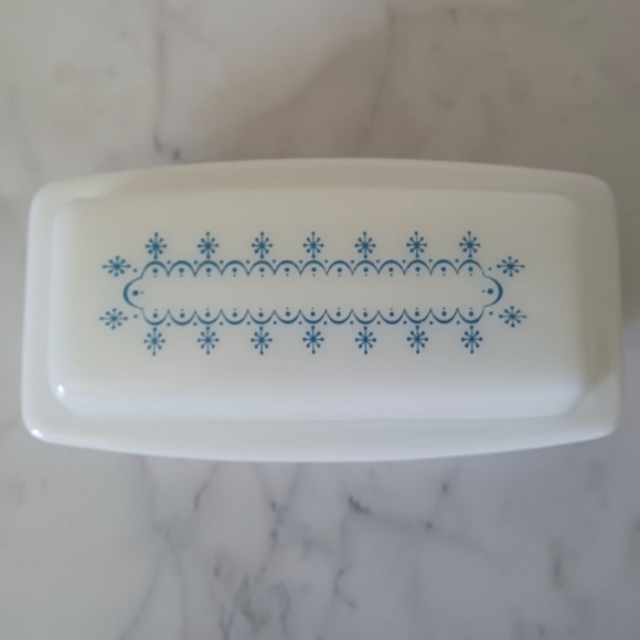 Pyrex Snowflake Butter Dish - Picture 3 of 11